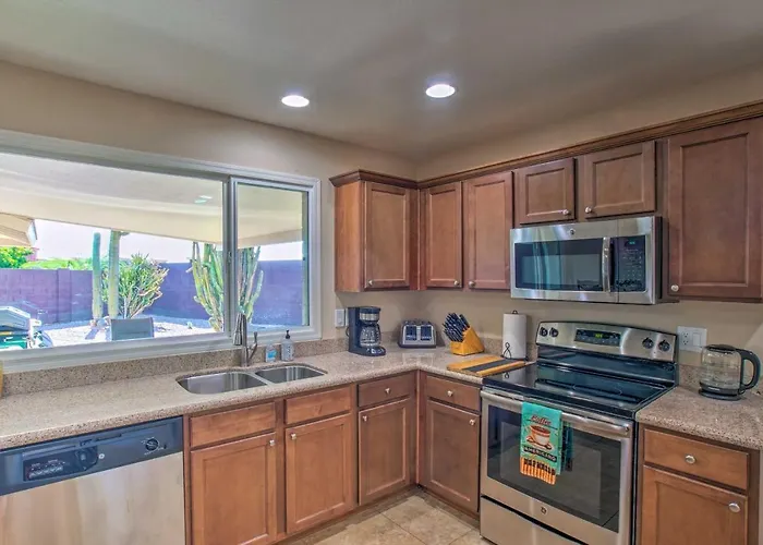 Patio + Yard: Pet-friendly Gem In Litchfield Park! Holiday home *